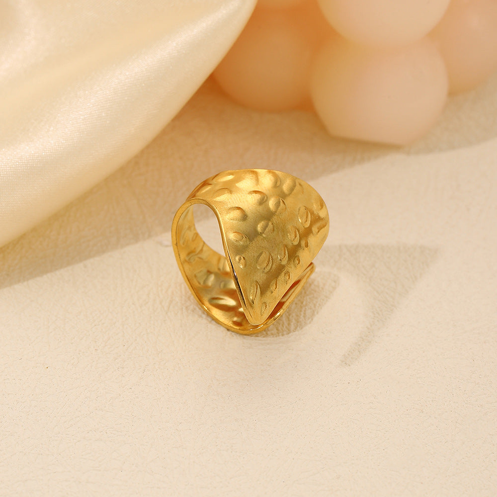 Bague large martelée à ouverture ajustable