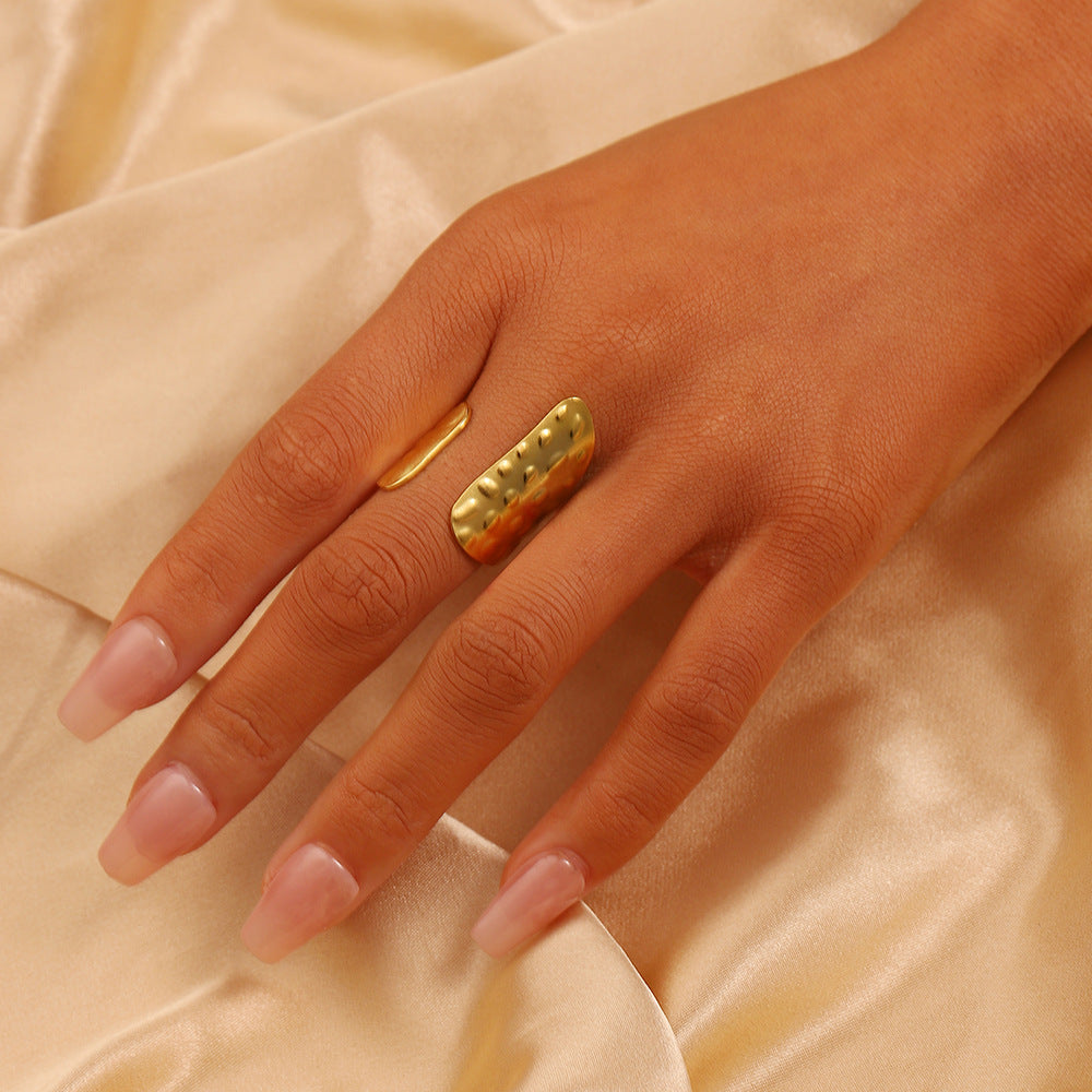 Bague large martelée à ouverture ajustable